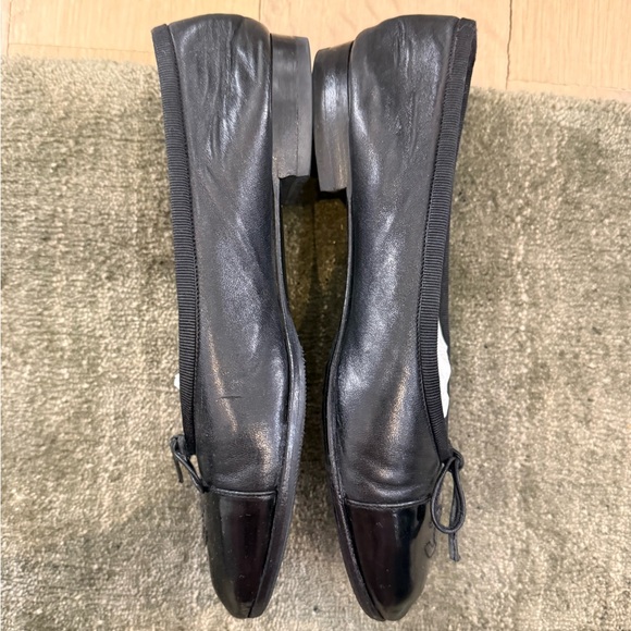 CHANEL Black Lambskin Ballet Flats with Patent Toe and CC Medallion - Picture 6 of 10